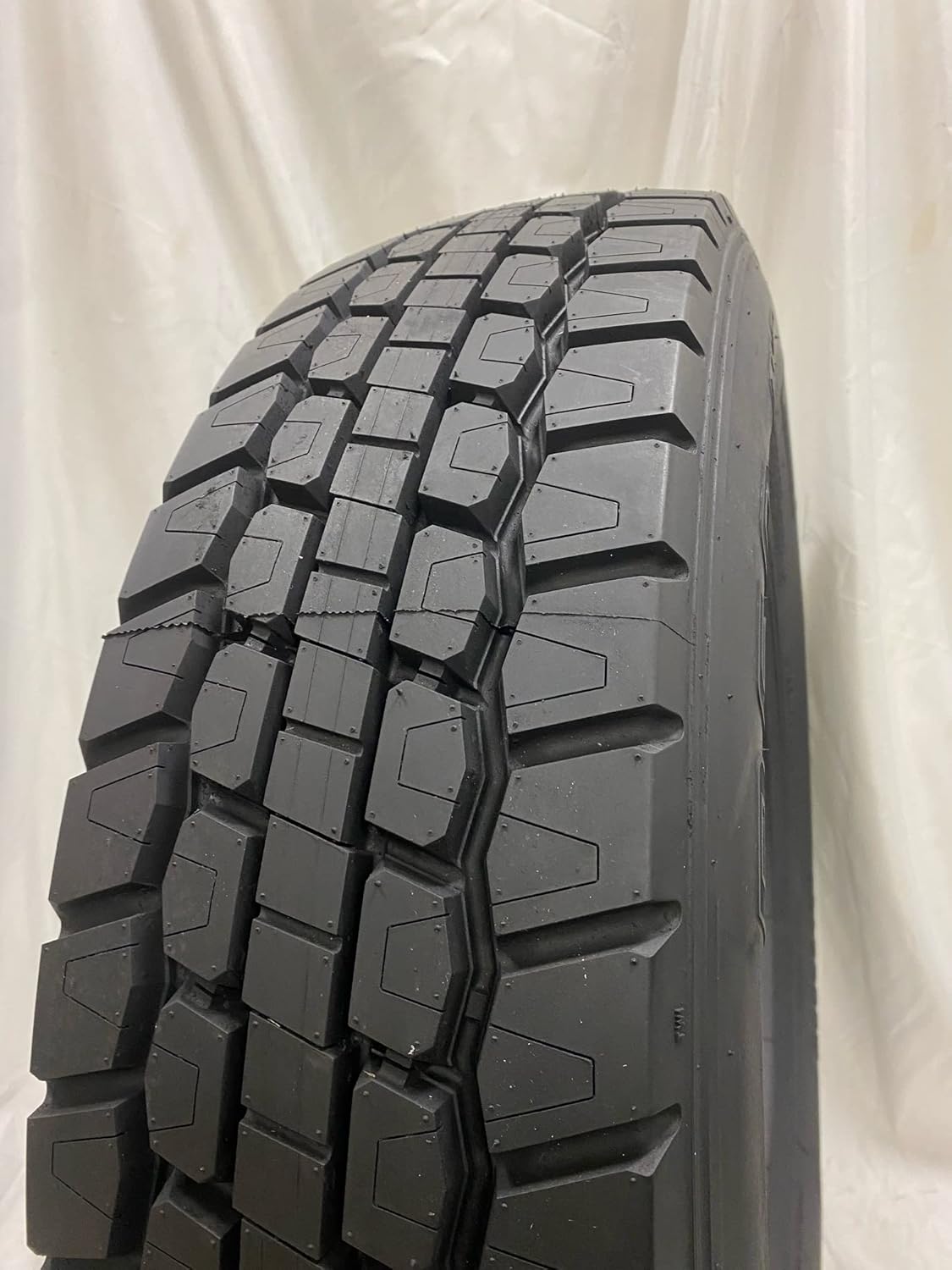 225/70R19.5 14 Ply Drive Tire L237