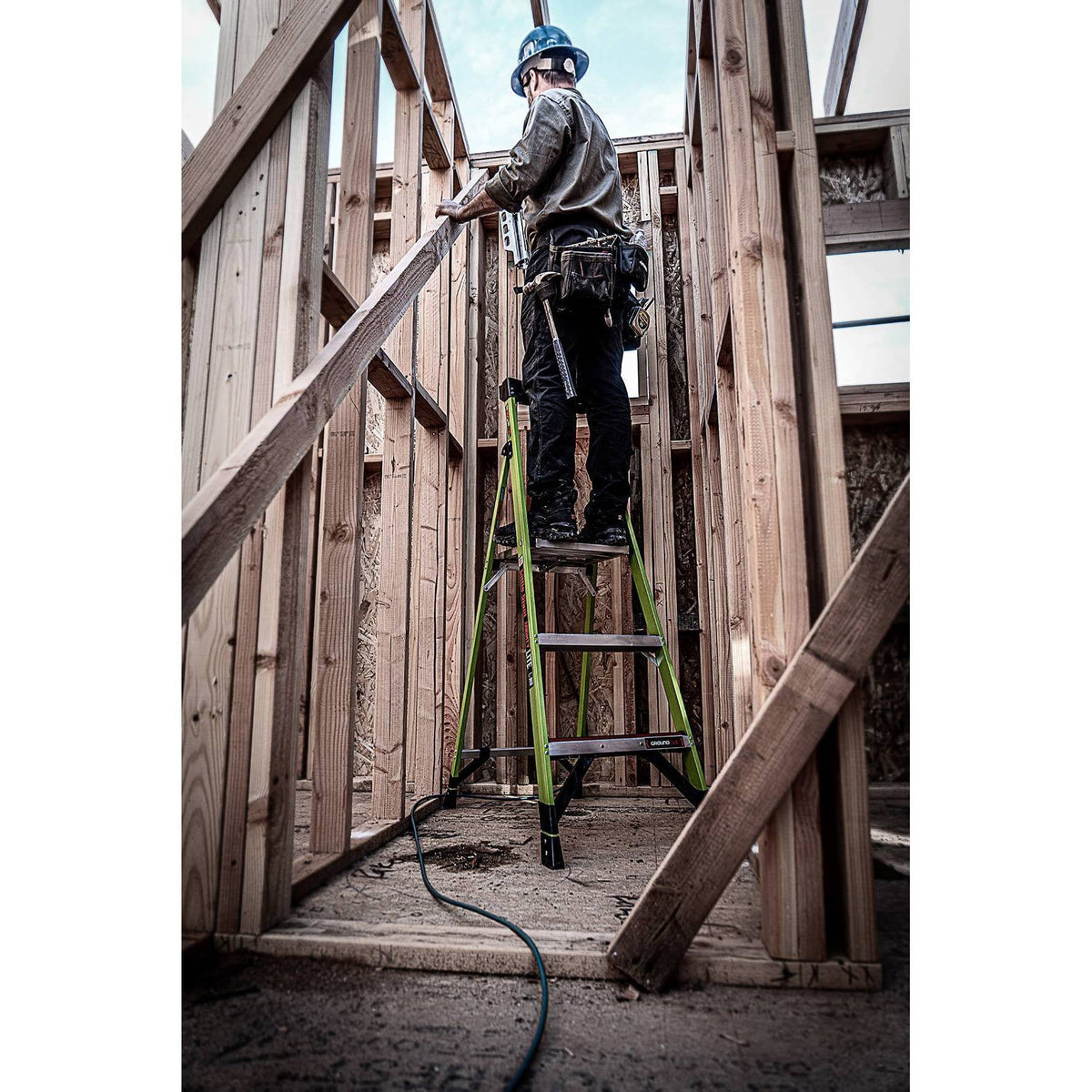 5-Foot Fiberglass Type IAA Stepladder G1506