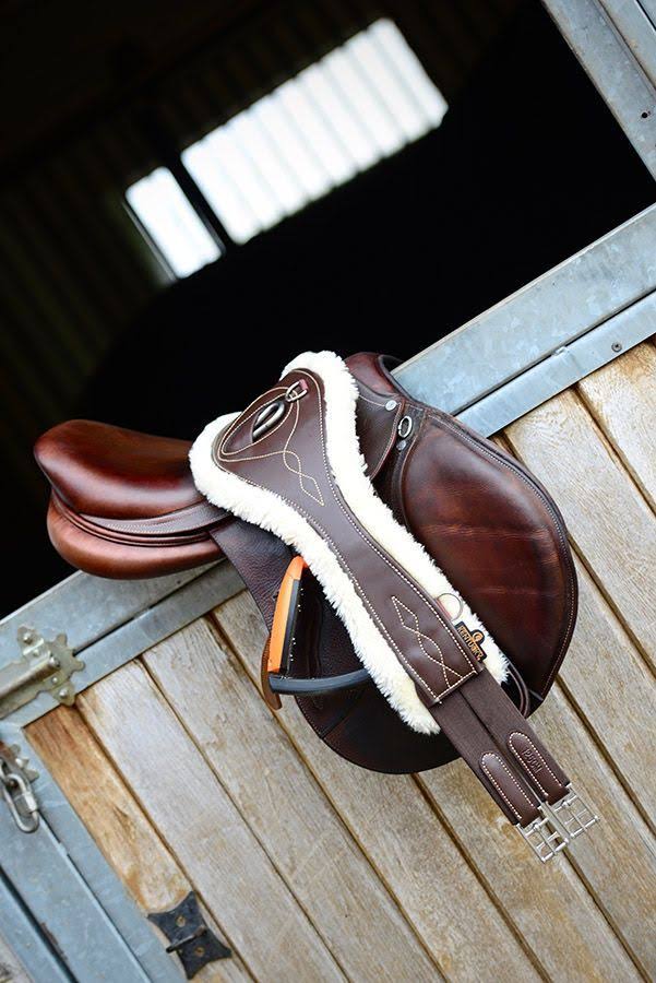 Anatomical Saddle Girth with Lambskin B171782